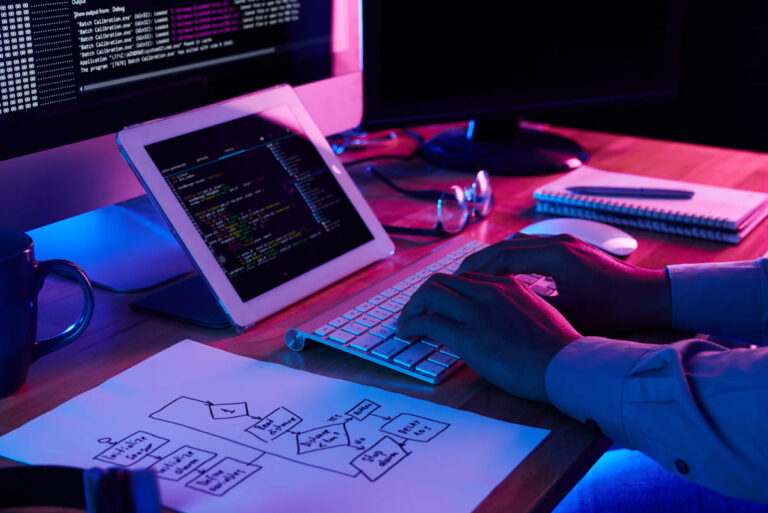 Web developer pracujący nad kodem w biurze