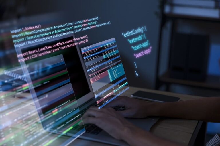 Programista pisze kod strony internetowej