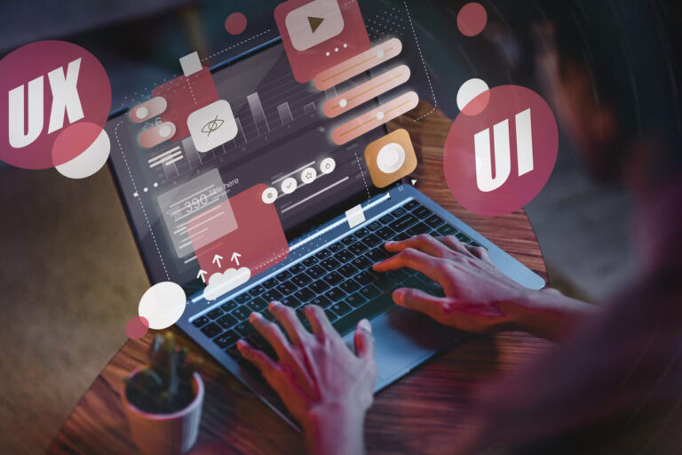 Projektowanie UX/UI strony internetowej na laptopie